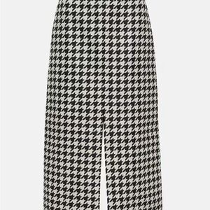 Burberry Houndstooth Pencil Skirt in Black and White